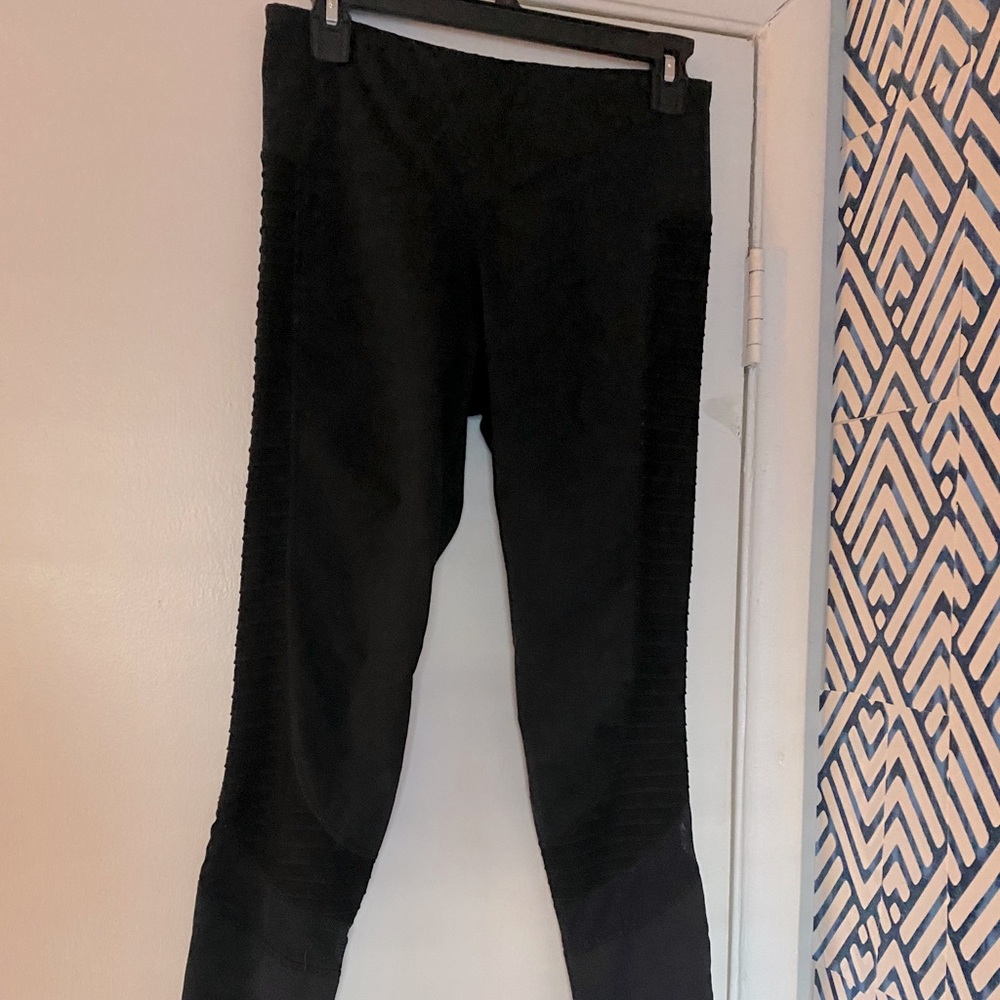 Black workout leggings, ribbed side detailing